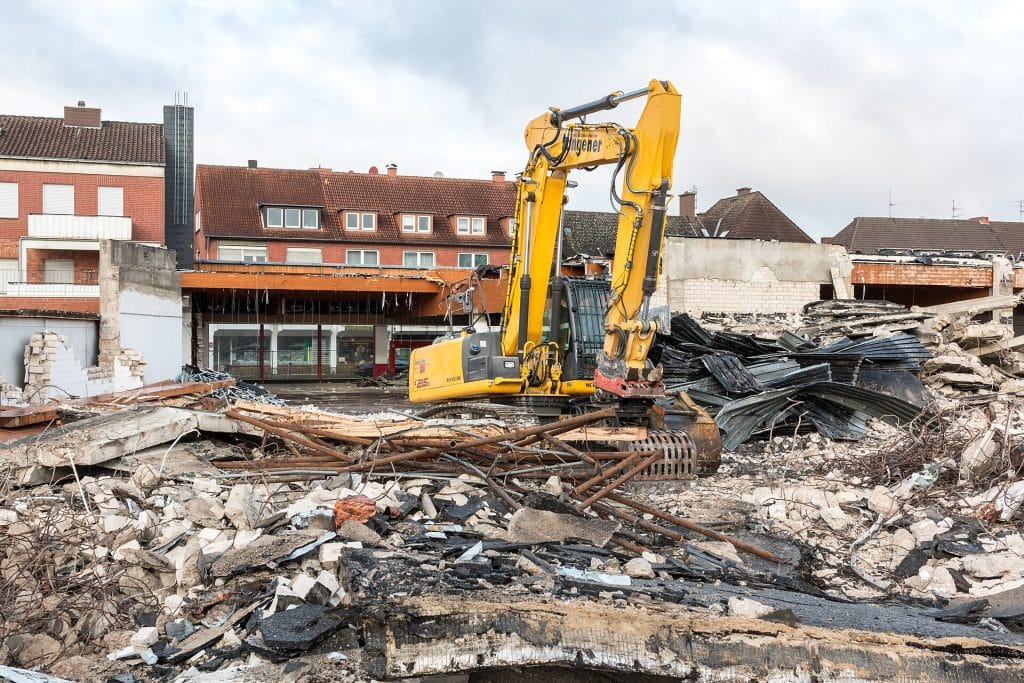Abbruchbagger bei Rückbauarbeiten auf einer Baustelle